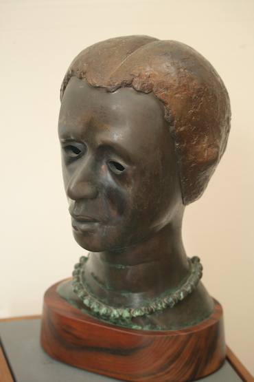 (woman's
head with pearl necklace and hollow eyes)